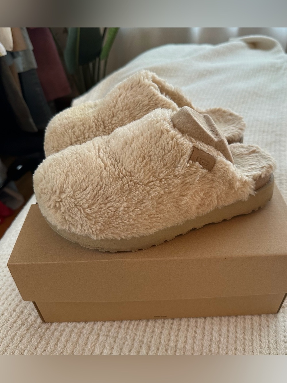 UGG fuzz sugar slide sz 8